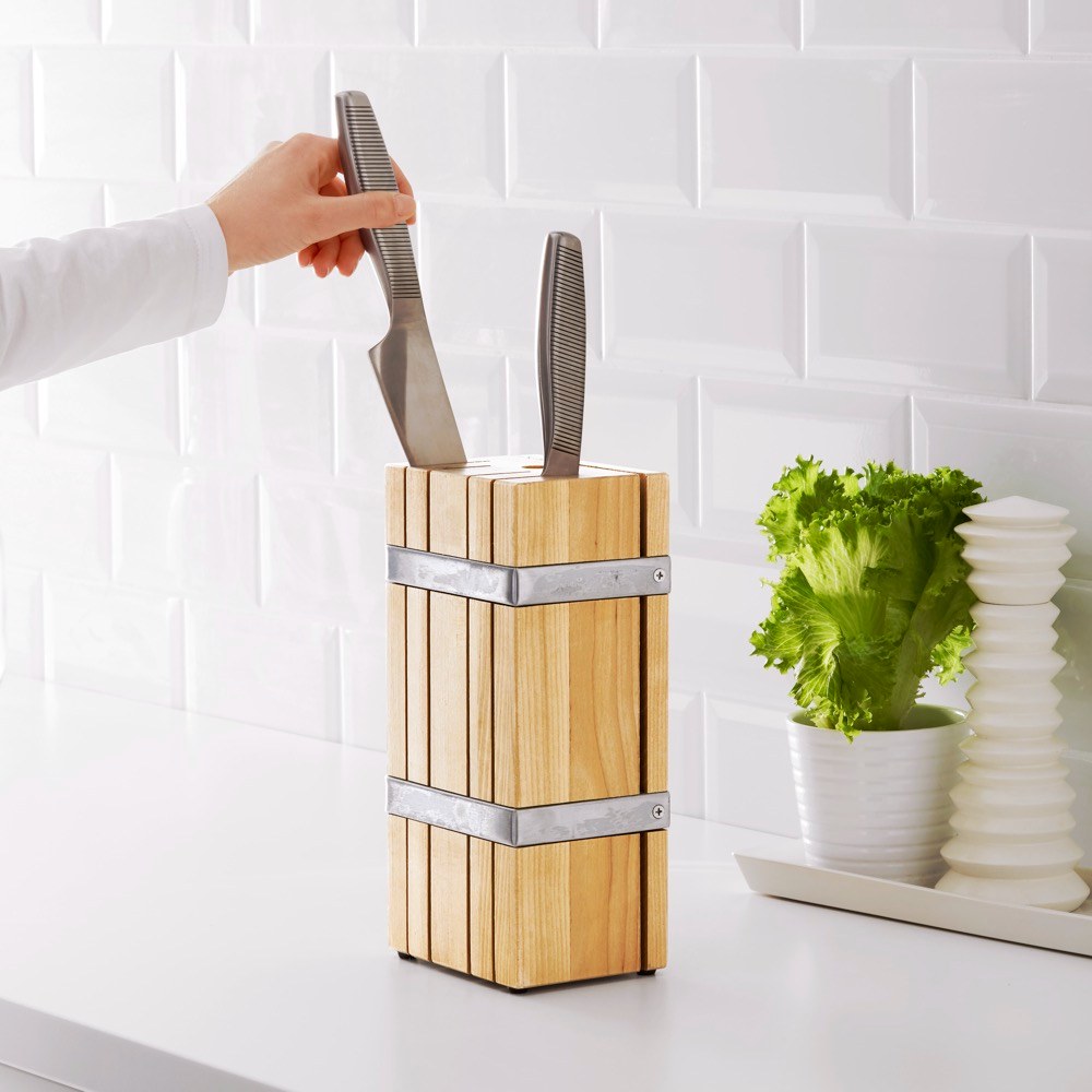 Stojan na nože Reträtt (IKEA) pojme  6 nožů a ocílku, masivní bříza