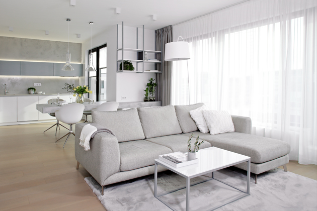 Designovému studiu Martina design a majitelům se společnými silami podařilo vybudovat stylově čistý moderní interiér, který nabízí dvěma zaměstnaným lidem komfortní užívání městského bytu