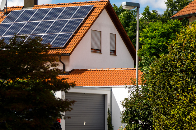 Díky školeným montážním firmám dodala divize DZD Solar za necelý půlrok na český trh téměř 1 000 fotovoltaických systémů Díky školeným montážním firmám dodala divize DZD Solar za necelý půlrok na český trh téměř 1 000 fotovoltaických systémů