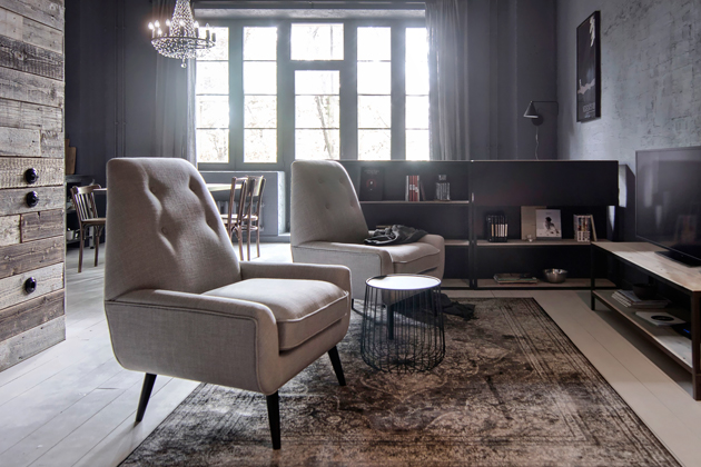 Prostor je vybaven repasovaným solitérním nábytkem, objeveným na bleších trzích, v kombinaci s vybranými kousky z francouzského obchodu La Redoute