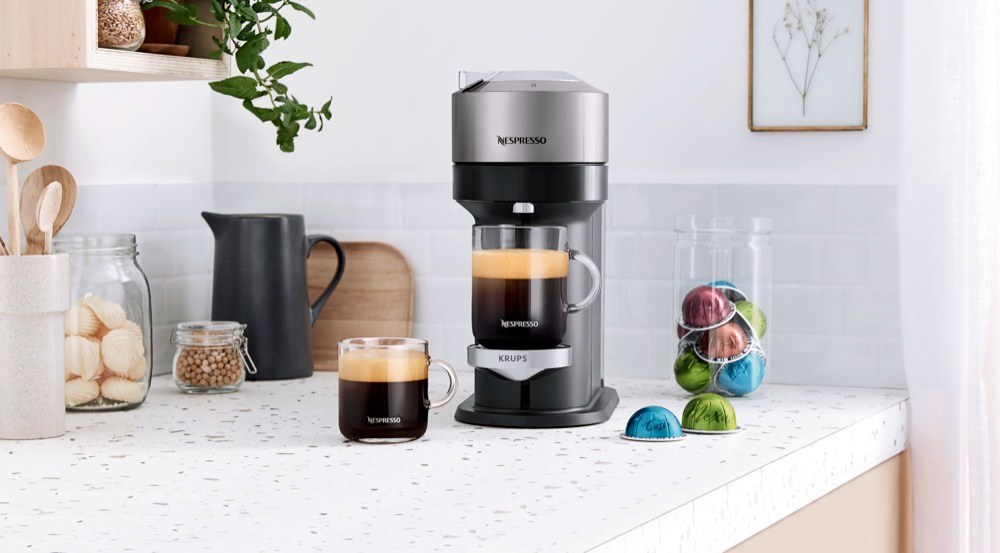 Kapslový kávovar Vertuo Next (Nespresso), několik druhů kávy v pěti různých objemech, díky čárovému kódu na kapsli kávovar vytvoří daný typ kávy