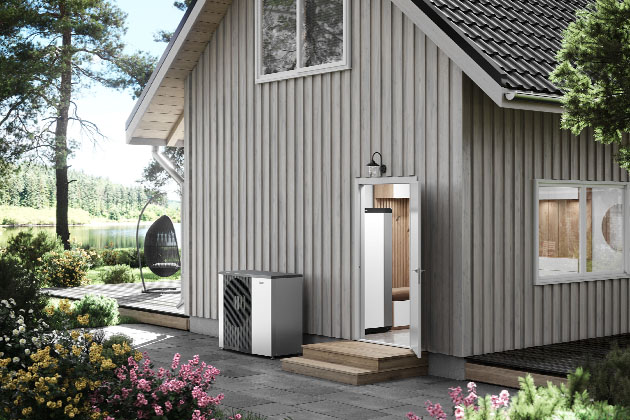 Uplynulý rok se nesl ve znamení boomu poptávek po obnovitelných zdrojích tepla, který vyvolala energetická krize a zvýšený zájem o udržitelnou výstavbu, podpořený státními dotacemi. Z analýzy Asociace pro využití tepelných čerpadel vyplývá, že v porovnání s rokem 2021 vzrostly prodeje tepelných čerpadel o 100 %. Na český trh jich bylo dodáno přes 60 000 kusů, z nichž většina byla určena k instalaci v rodinných domech. A to jak u novostaveb, tak i při rekonstrukcích – v obou případech majitelé rodinných domů počítali s využitím tepelného čerpadla jako hlavního zdroje energie pro ekologické vytápění, chlazení nebo ohřev vody. Několik zajímavých realizací, které se mohou stát inspirací pro další zájemce, představuje divize NIBE Energy Systems CZ – výhradní dovozce švédských tepelných čerpadel značky NIBE. Tepelná čerpadla se řadí mezi obnovitelné zdroje energie nezávislé na fosilních palivech, protože využívají teplo z okolního prostředí (z vody, vzduchu či země): to se v opakovaném cyklu přečerpává z nižší teploty na vyšší a následně se s ním účelně vytápí, chladí či větrá, nebo také ohřívá voda. Tepelná čerpadla přispívají k významnému snížení energetické náročnosti nemovitosti a minimalizaci negativních dopadů na životní prostředí. Nesmí se však zanedbat vhodné technické řešení šité na míru dané budově, funkční zapojení do topného systému a pravidelný servis. Tepelné čerpadlo NIBE F2120 s vnitřní jednotkou VVM S320 „V současné době je v České republice instalováno přes 200 000 kusů tepelných čerpadel, mezi nimiž jednoznačně dominují typy systému vzduch-voda. Na druhém místě jsou (s výrazným odstupem) typy systému země-voda, jež sice pracují efektivněji, ale vyžadují zhotovení hlubinného vrtu nebo plošného zemního kolektoru. Po nich pak následují tepelná čerpadla využívající odpadní vzduch. Moderní zařízení, například řada NIBE „S”, nabízejí kromě základních funkcí i kompatibilitu s prvky chytré domácnosti a vzdálenou správu, což přispívá k optimalizaci provozu. Tepelná čerpadla jsou vhodná do novostaveb rodinných domů i do starších budov. U těch ale doporučujeme provést rekonstrukci spojenou s celkovým zateplením, případně modernizací otopné soustavy, aby nedocházelo ke zbytečným tepelným ztrátám,” konstatuje Radek Červín, vedoucí prodeje divize NIBE Energy Systems CZ. I přes často neúměrné byrokratické překážky, jakými jsou přísné požadavky na doložení úrovně hluku, složitý proces při získávání stavebního povolení k zahájení vrtů nebo komplikovaná administrativa u žádostí o dotace, počet tepelných čerpadel stále narůstá nejen v rodinných domech, ale i v jiných typech nemovitostí. Pokud majitelé nemovitosti svěří zajištění tepelných čerpadel do rukou odborníků, budoucí výhody jsou nesporné. Příklady rezidenčních projektů s různými typy tepelných čerpadel: inspirace od značky NIBE Majitelé novostavby rodinného domu s tepelnou ztrátou do 9 kW v Červeném Kostelci v Královehradeckém kraji chtěli bezúdržbový a kvalitní zdroj vytápění, který jim zajistí co nejlepší energetické podmínky. Firma JCTopeni jim proto nainstalovala kombinaci tepelného čerpadla systému vzduch-voda NIBE F2120-12 s vnitřní systémovou jednotkou VVM 320. Majitelé novostavby rodinného domu s tepelnou ztrátou kolem 34 kW v Čeladné v Moravskoslezském kraji si přáli navrhnout řešení, které by jim zajistilo energeticky úsporné vytápění a ohřev vody v domácnosti i bazénu. Firma Centrum tepelných čerpadel jim proto nainstalovala tepelné čerpadlo systému země-voda NIBE F1345-30, odebírající teplo z hlubinných vrtů, a napojila ho na systém ústředního vytápění. Majitelé novostavby rodinného domu ve Starých Bucích v Královehradeckém kraji počítali s nízkou tepelnou ztrátou budovy do 4 kW. Zároveň projevili přání realizovat ve svém domě řízené větrání, které zajišťuje příjemné vnitřní prostředí. Firma Bungalov jim proto nainstalovala ventilační tepelné čerpadlo NIBE F370. Majitelé rekonstruovaného rodinného domu s tepelnou ztrátou do 15 kW ve Velké Úpě v Královehradeckém kraji si jako hlavní zdroj energie zvolili tepelné čerpadlo systému vzduch-voda NIBE F2120-20 v kombinaci s vnitřní jednotkou VVM 500. Tento ekologický systém jim nainstalovala firma Linst. Uplynulý rok se nesl ve znamení boomu poptávek po obnovitelných zdrojích tepla, který vyvolala energetická krize a zvýšený zájem o udržitelnou výstavbu, podpořený státními dotacemi. Z analýzy Asociace pro využití tepelných čerpadel vyplývá, že v porovnání s rokem 2021 vzrostly prodeje tepelných čerpadel o 100 %. Na český trh jich bylo dodáno přes 60 000 kusů, z nichž většina byla určena k instalaci v rodinných domech. A to jak u novostaveb, tak i při rekonstrukcích – v obou případech majitelé rodinných domů počítali s využitím tepelného čerpadla jako hlavního zdroje energie pro ekologické vytápění, chlazení nebo ohřev vody. Několik zajímavých realizací, které se mohou stát inspirací pro další zájemce, představuje divize NIBE Energy Systems CZ – výhradní dovozce švédských tepelných čerpadel značky NIBE. Tepelná čerpadla se řadí mezi obnovitelné zdroje energie nezávislé na fosilních palivech, protože využívají teplo z okolního prostředí (z vody, vzduchu či země): to se v opakovaném cyklu přečerpává z nižší teploty na vyšší a následně se s ním účelně vytápí, chladí či větrá, nebo také ohřívá voda. Tepelná čerpadla přispívají k významnému snížení energetické náročnosti nemovitosti a minimalizaci negativních dopadů na životní prostředí. Nesmí se však zanedbat vhodné technické řešení šité na míru dané budově, funkční zapojení do topného systému a pravidelný servis. Tepelné čerpadlo NIBE F2120 s vnitřní jednotkou VVM S320 „V současné době je v České republice instalováno přes 200 000 kusů tepelných čerpadel, mezi nimiž jednoznačně dominují typy systému vzduch-voda. Na druhém místě jsou (s výrazným odstupem) typy systému země-voda, jež sice pracují efektivněji, ale vyžadují zhotovení hlubinného vrtu nebo plošného zemního kolektoru. Po nich pak následují tepelná čerpadla využívající odpadní vzduch. Moderní zařízení, například řada NIBE „S”, nabízejí kromě základních funkcí i kompatibilitu s prvky chytré domácnosti a vzdálenou správu, což přispívá k optimalizaci provozu. Tepelná čerpadla jsou vhodná do novostaveb rodinných domů i do starších budov. U těch ale doporučujeme provést rekonstrukci spojenou s celkovým zateplením, případně modernizací otopné soustavy, aby nedocházelo ke zbytečným tepelným ztrátám,” konstatuje Radek Červín, vedoucí prodeje divize NIBE Energy Systems CZ. I přes často neúměrné byrokratické překážky, jakými jsou přísné požadavky na doložení úrovně hluku, složitý proces při získávání stavebního povolení k zahájení vrtů nebo komplikovaná administrativa u žádostí o dotace, počet tepelných čerpadel stále narůstá nejen v rodinných domech, ale i v jiných typech nemovitostí. Pokud majitelé nemovitosti svěří zajištění tepelných čerpadel do rukou odborníků, budoucí výhody jsou nesporné. Příklady rezidenčních projektů s různými typy tepelných čerpadel: inspirace od značky NIBE Majitelé novostavby rodinného domu s tepelnou ztrátou do 9 kW v Červeném Kostelci v Královehradeckém kraji chtěli bezúdržbový a kvalitní zdroj vytápění, který jim zajistí co nejlepší energetické podmínky. Firma JCTopeni jim proto nainstalovala kombinaci tepelného čerpadla systému vzduch-voda NIBE F2120-12 s vnitřní systémovou jednotkou VVM 320. Majitelé novostavby rodinného domu s tepelnou ztrátou kolem 34 kW v Čeladné v Moravskoslezském kraji si přáli navrhnout řešení, které by jim zajistilo energeticky úsporné vytápění a ohřev vody v domácnosti i bazénu. Firma Centrum tepelných čerpadel jim proto nainstalovala tepelné čerpadlo systému země-voda NIBE F1345-30, odebírající teplo z hlubinných vrtů, a napojila ho na systém ústředního vytápění. Majitelé novostavby rodinného domu ve Starých Bucích v Královehradeckém kraji počítali s nízkou tepelnou ztrátou budovy do 4 kW. Zároveň projevili přání realizovat ve svém domě řízené větrání, které zajišťuje příjemné vnitřní prostředí. Firma Bungalov jim proto nainstalovala ventilační tepelné čerpadlo NIBE F370. Majitelé rekonstruovaného rodinného domu s tepelnou ztrátou do 15 kW ve Velké Úpě v Královehradeckém kraji si jako hlavní zdroj energie zvolili tepelné čerpadlo systému vzduch-voda NIBE F2120-20 v kombinaci s vnitřní jednotkou VVM 500. Tento ekologický systém jim nainstalovala firma Linst.