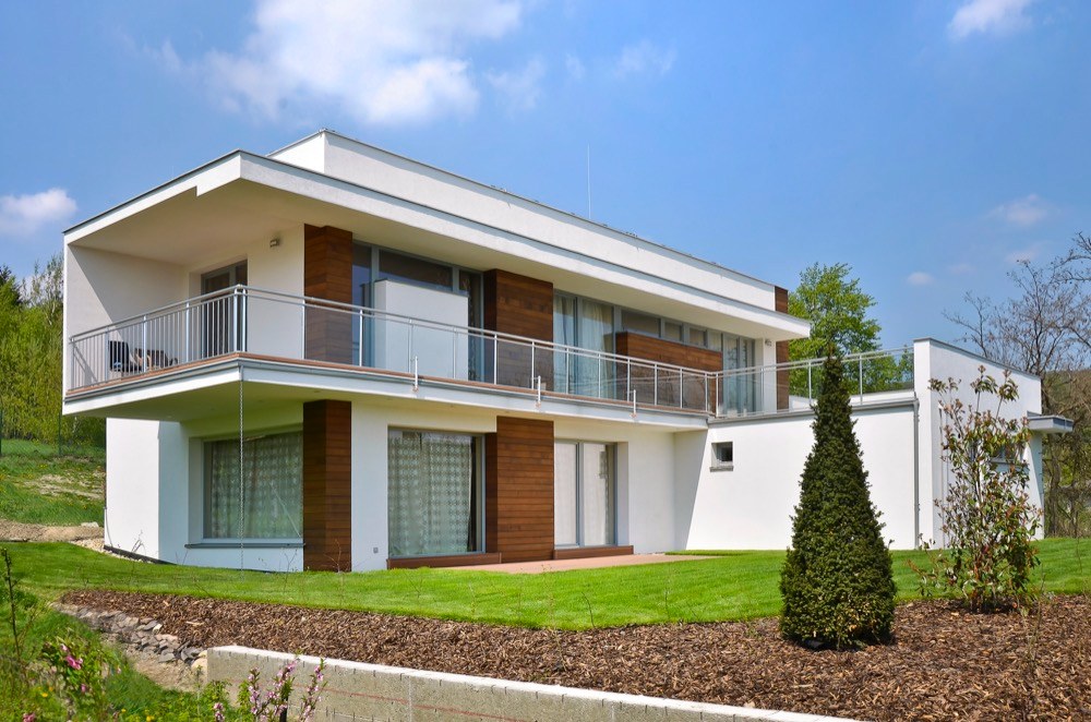 Dvoupodlažní dům s prostornou terasou je postaven technologií ztraceného bednění systém Velox (Hoffmann)