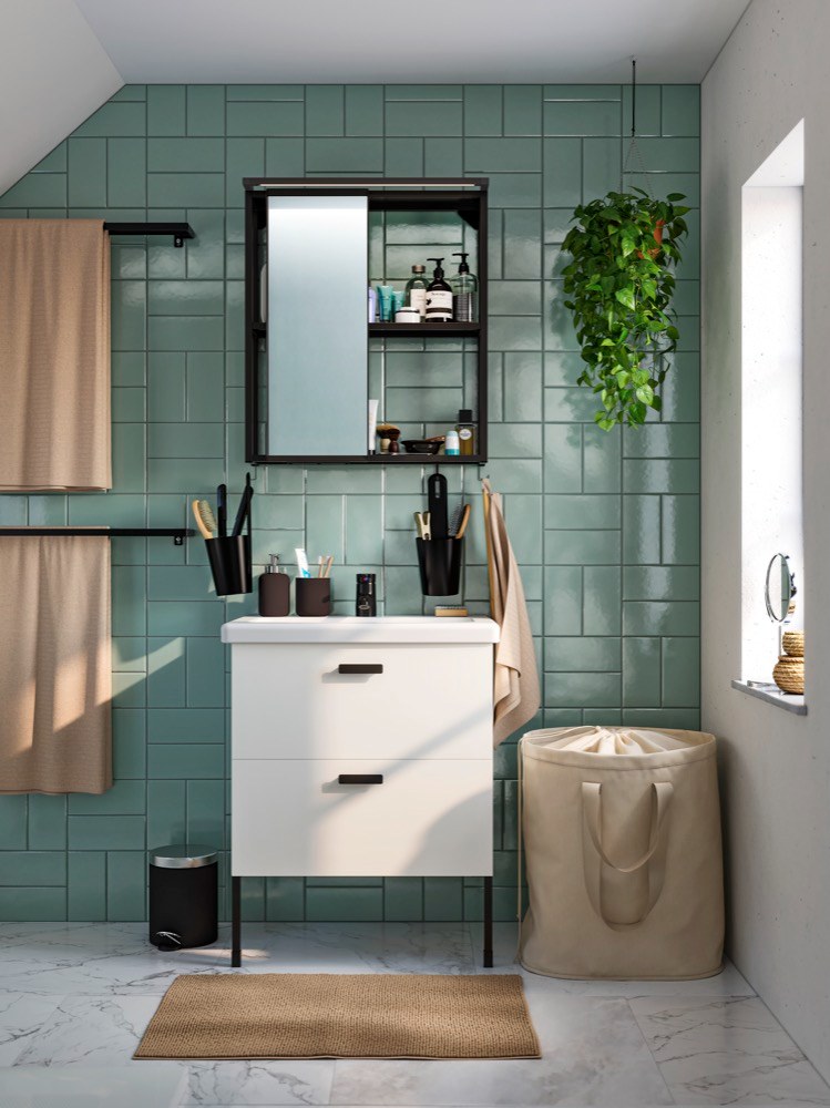 Variabilní koupelnový nábytek ze série Enhet/Tvällen (IKEA) je ideální i do malé koupelny
