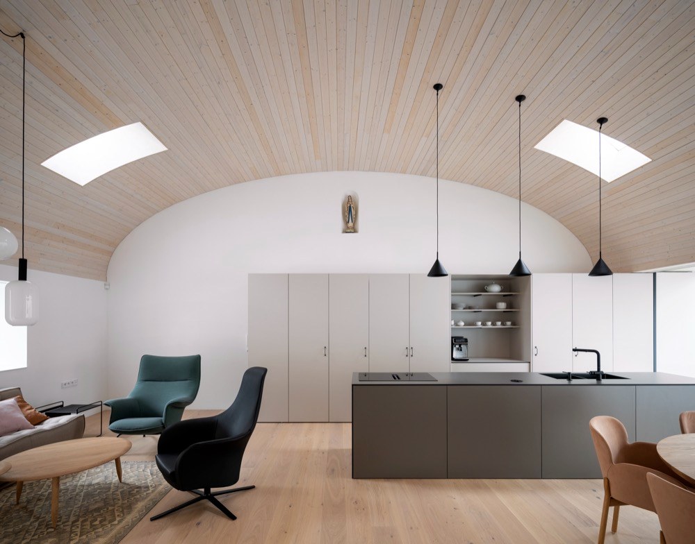 Charakteristickým rysem centrálního obytného prostoru je obloukově klenutý strop vytvořený z přírodních materiálů