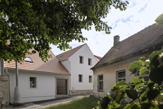 Ze dvou staveb pro sebe architekti Barbora a Jiří Weinzettlovi vytvořili citlivou rekonstrukcí jeden spokojený domov