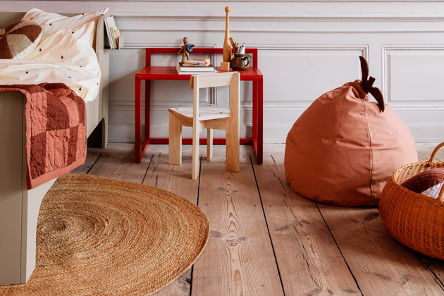 Psací stůl z kolekce Little Architect (Ferm Living), jasanová dýha / jasanové dřevo, 45 × 70 cm, výška 48 cm Psací stůl z kolekce Little Architect (Ferm Living), jasanová dýha / jasanové dřevo, 45 × 70 cm, výška 48 cm