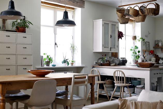 Venkovsky laděná kuchyň kombinuje bílou barvu s přírodními odstíny dřeva. Atmosféru dotváří také množství stylových doplňků