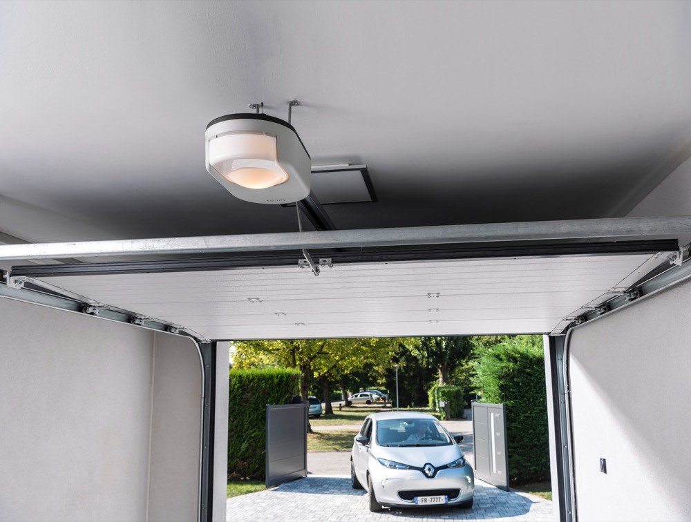 Chytrý stropní pohon DEXXO Smart io (Somfy) pro sekční, posuvná i výklopná garážová vrata do 10 m2. Pohon udává informaci o stavu a poloze vrat