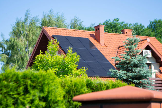 Trh s fotovoltaikou pro domácnosti prochází změnami. Dotace na ni ale nekončí! Další etapa NZÚ s sebou přinese dílčí úpravy a zjednodušení administrativy