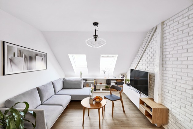 Rekonstrukce podkrovního bytu v pražských Nuslích je nesporným důkazem toho, že pro vytvoření příjemného místa k žití není třeba velkorysých prostorů