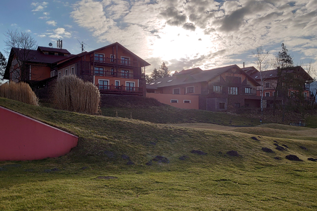 Tepelná čerpadla IVT Greenline země/voda o celkovém výkonu280 kW se starají o vytápění restaurace, hotelu a zázemí golfového klubu. Unikátní je systém získávání tepla z plošného kolektoru o celkové ploše15 000 m2, který je uložený pod cvičnou golfovou loukou. Jedná se pravděpodobně o největší plošný kolektor, který kdy byl v ČR instalován. Instalovala firma Veskom.