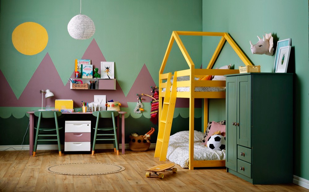 Hledáte nápaditá řešení, jak vymalovat dětský pokoj pro dva školáky? Najdete je u výrobce barev Becker