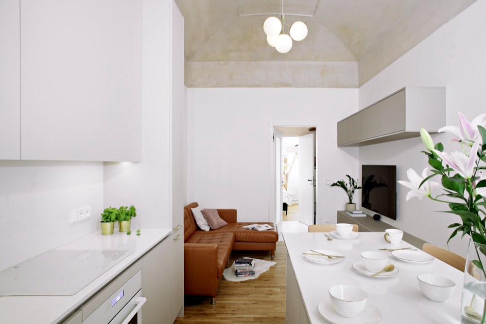 Změnou dispozice, kdy se kuchyň přesunula do původní obývací části, získal interiér vzdušnější podobu a praktičtější využití