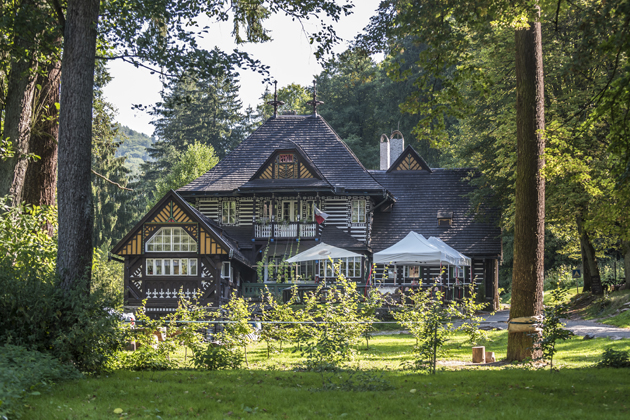 Výletní restaurace s ubytováním Peklo – Bartoňova útulna je romantické místo uprostřed přírody, s duší a pozoruhodnou historií. Peklo je název malebného údolí a stejnojmenné obce nacházející se v bezprostředním sousedství Nového Města nad Metují. Historie Bartoňovy útulny, pojmenovaná po továrníkovi Josefu Bartoňovi, sahá až do roku 1527, kdy v té době stával původně na jejím místě mlýn Pekelec. Nová výletní restaurace přestavěná podle návrhu architekta Dušana Jurkoviče (autora lázeňských budov v Luhačovicích nebo útulen na Pustevnách) se stala známou již pár let po svém založení a hostila osobnosti, jakými byli Alois Jirásek či Jan Masaryk. Rodina Bartoňů se při modernizaci chaty rozhodla navázat na zdejší genius loci, do něhož se vepsala dlouhá historie i okolní příroda. A výsledek je úžasný!    TEPELNÉ ČERPADLO NIBE F2120-20 NIBE F2120, tepelné čerpadlo vzduch-voda s řízeným výkonem kompresoru představuje skutečný průlom v účinnosti. Se sezónním topným faktorem vyšším než 5,0 poskytuje ročně až 5× více tepla než elektrický ohřívač se stejnou spotřebou energie. Poskytuje optimální úspory, protože se po celý rok automaticky přizpůsobuje požadavkům vaší domácnosti. Má špičkový pracovní rozsah s výstupní teplotou až 65 °C. Výstupní teplotu až 63 °C poskytuje i při venkovních teplotách až do –25 °C, přičemž hladinu hluku udržuje na minimu. Třífázové připojení zjednodušuje elektroinstalaci. Díky chytré technologii produkt poskytuje kontrolu nad spotřebou energie a stává se klíčovou součástí vaší chytré domácnosti. Efektivní řídicí systém automaticky reguluje vnitřní klima, zajišťuje maximální pohodlí a zároveň chrání životní prostředí.  INTELIGENTNÍ ŘÍDICÍ MODUL NIBE SMO 40 NIBE SMO 40 poskytuje optimalizované ovládání klimatizačního systému. Je navržen pro kombinaci s tepelnými čerpadly NIBE vzduch-voda, s nimiž tvoří integrovaný klimatizační systém vhodný do domácností a budov. NIBE SMO 40 nabízí maximální flexibilitu, pokud jde o systémová ešení. Řídicí modul lze připojit ke komponentům, jako jsou ohřívač vody, další zdroje tepla a příslušenství specifické pro každou instalaci. K řídcímu systému lze připojit až osm tepelných čerpadel NIBE vzduch-voda.  Více na www.nibe.cz