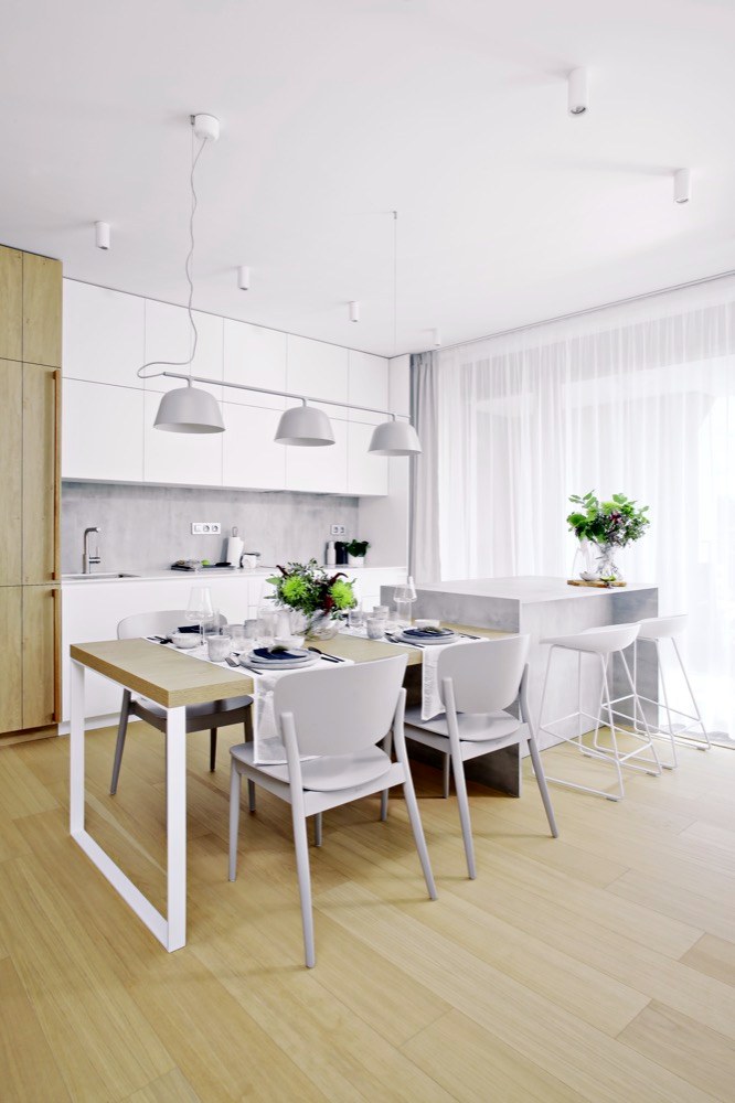 Díky změně dispozice hlavní obytné místnosti mohl vzniknout kuchyňský ostrůvek s navazujícím jídelním stolem