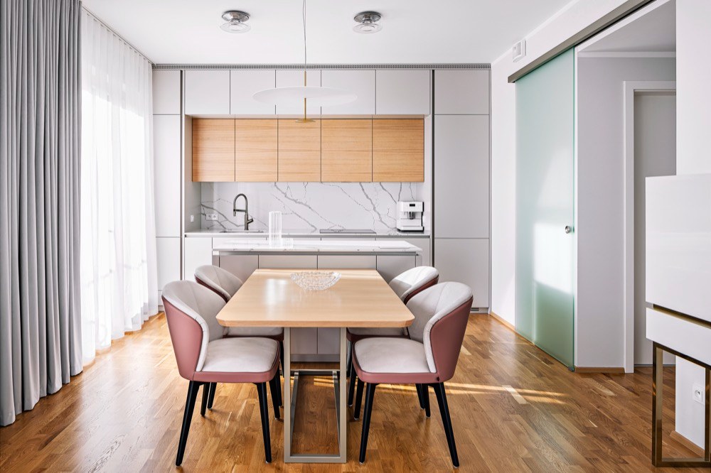 Mezi chodbu a obývací pokoj designérky navrhly a dodaly skleněné dveře, kterými lze společenskou a odpočinkovou část jednoduše oddělit 