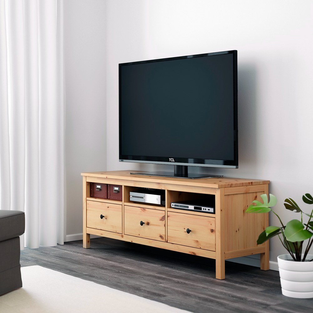 TV stolek Hemnes (IKEA), masivní borovice, světle hnědá, 148 × 47 × 57 cm