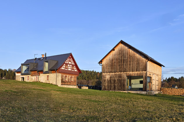 Při rekonstrukci se majitelé snažili o vrácení půvdní podoby domu reprezentujícího tradiční venkovnskou architekturu