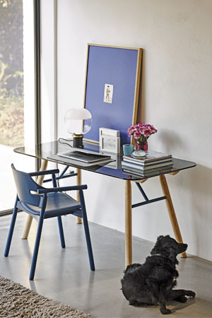 Psací stůl Suite s dřevěnou podnoží, kovové prvky, skleněná deska, více barev i materiálů, cena od 42 967 Kč