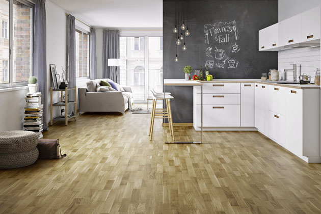 Parketový vzor má třívrstvá dřevěná podlaha Pure Wood, dub Hamburg, speciální lak, 207 × 2 200 mm, cena 1 078 Kč/m2