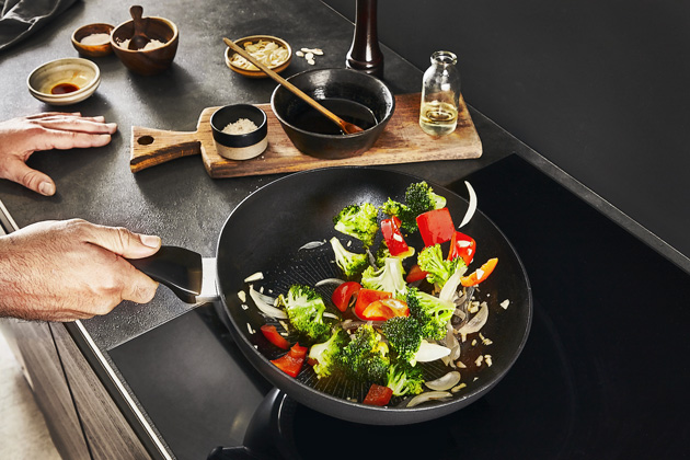 Pánev wok Excellence, Ø 28 cm, indikátor teploty Thermo Signal, silné dno, cena 1 499 Kč Pánev wok Excellence, Ø 28 cm, indikátor teploty Thermo Signal, silné dno, cena 1 499 Kč