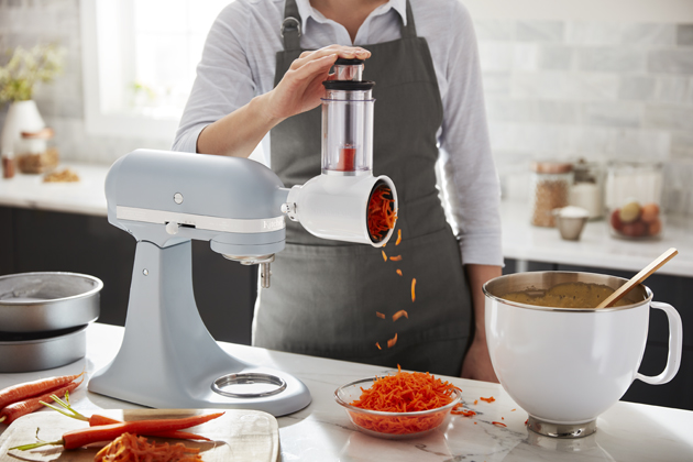 Kráječ a krouhač 5KSMVSA, praktický nástavec vhodný pro všechny kuchyňské roboty KitchenAid, cena 2 990 Kč Kráječ a krouhač 5KSMVSA, praktický nástavec vhodný pro všechny kuchyňské roboty KitchenAid, cena 2 990 Kč