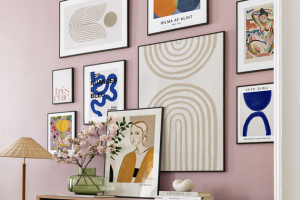 Nástěnné galerie obrazů inspirativně sestavených podle zvoleného klíče (místnost, styl, barva)