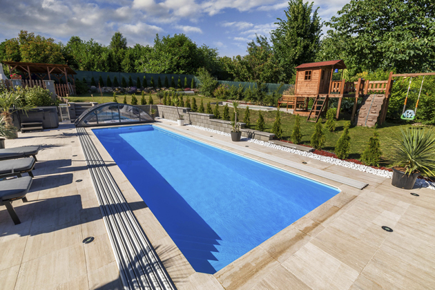 Skimmerový bazén QBIG BENEFIT se vyrábí z materiálu Albiston nebo Polystone,  je vybaven termokonstrukcí