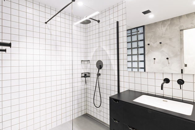 Veškerý nábytek v koupelně, stejně jako baterie, sprchy a další doplňky jsou provedeny v černé barvě, která kontrastuje s bílým obkladem a sanitárním vybavením pořízeným v SIKO Koupelny