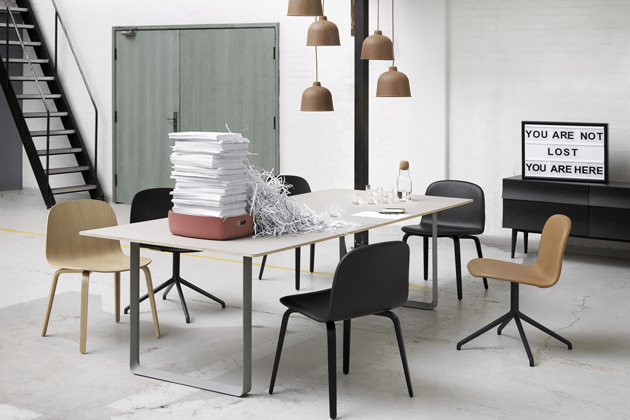 Židle z kolekce Visu Wide, závěsná svítidla Grain, úložný stohovací koš Restore Tray, stůl s kovovým podnožím 70/70, karafa Corky, vše Muuto