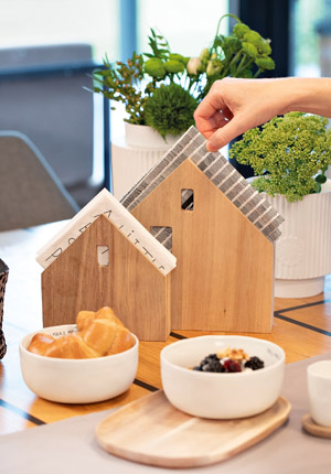 Držák na ubrousky Napkin House, akátové dřevo, 16 × 15,5 a 22 × 21, cm,  cena od 529 Kč