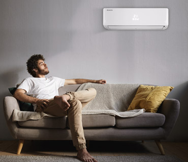 SPLIT AIR klimatizace se skládá z vnější jednotky, jedné vnitřní jednotky a chytrého dálkového ovladače. Všechny tři výkonové varianty klimatizace AIR nabízejí funkce chlazení, topení, ventilátoru a vysoušení. Venkovní jednotka klimatizace AIR je vybavena invertorovým kompresorem, díky kterému je její výkon snižován a zvyšován plynule dle potřeby, nikoli pouze ve skocích 