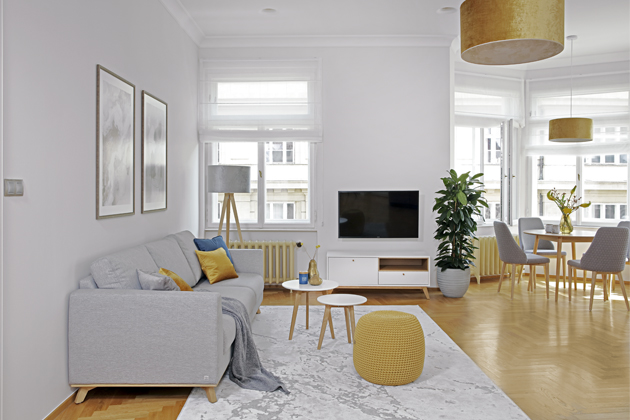 Za základní linku interiéru zvolila designérka klidné neutrální tóny oživené barevnými akcenty Za základní linku interiéru zvolila designérka klidné neutrální tóny oživené barevnými akcenty