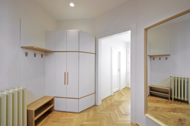 Problémy s nedostatkem úložného prostoru částečně řeší skříňový modul v chodbě 
