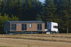 Mobilní dům Iris s kompletně vybavenou koupelnou, elektrickými rozvody, pěti komorovými plastovými okny a vytápěním v podobě elektrických olejových topných panelů.