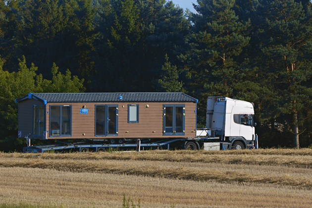 Mobilní dům Iris s kompletně vybavenou koupelnou, elektrickými rozvody, pěti komorovými plastovými okny a vytápěním v podobě elektrických olejových topných panelů. Mobilní dům Iris s kompletně vybavenou koupelnou, elektrickými rozvody, pěti komorovými plastovými okny a vytápěním v podobě elektrických olejových topných panelů.