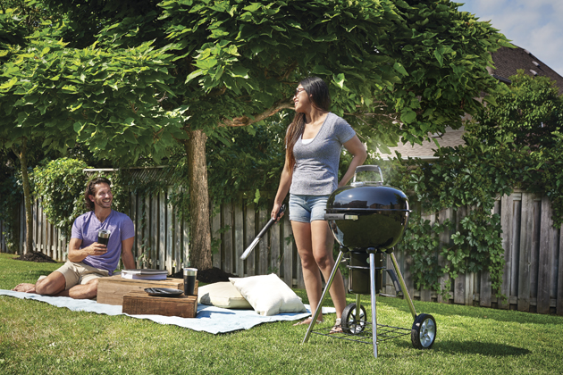 Kompaktní gril na dřevěné uhlí Charcoal Kettle 18, regulace proudění vzduchu, teploměr, cena 4 890 Kč