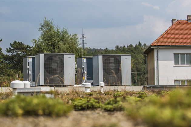 Zdražující se centrální teplo nutí SVJ přemýšlet jinak. Jak nejefektivněji vytápět bytový dům?