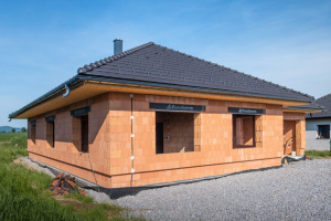 Šetřit lze, ale na správných místech. Praktický průvodce výhodnou stavbou