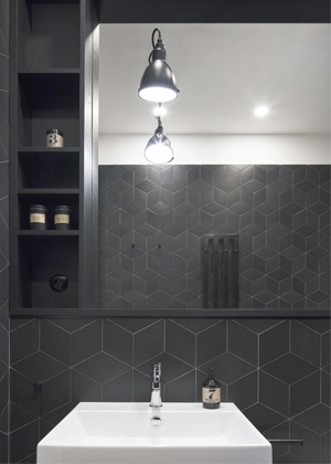 Díky využití tmavých obkladů koupelna nezapře atmosféru prémiového spa