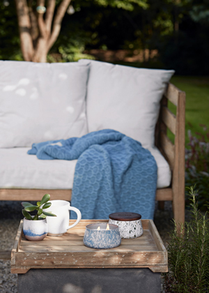 Svíčka Outdoor Collection, příjemně voní a odpuzuje hmyz, plechová dóza, až 25 hodin vůně, dva knoty,  cena na dotaz, www.yankeesvicky.cz