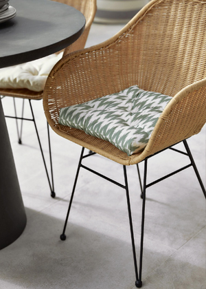 Exteriérový podsedák Maillot se vzorem  ikat, 100% akryl, 40 × 40 cm, cena 549 Kč, www.westwing.cz