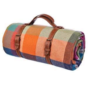 Pikniková deka Wanderlust, 95 % polyakrylát a 5 % polyester, spodní strana 100% polyetylen, 150 × 200 cm, cena 899 Kč, 