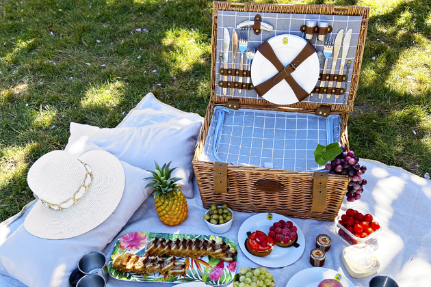 Piknikový koš Concorde s kompletním vybavením, 42 × 30 × 23 cm, cena 3 790 Kč Piknikový koš Concorde s kompletním vybavením, 42 × 30 × 23 cm, cena 3 790 Kč