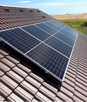 Fotovoltaická elektrárna se všemi důležitými bezpečnostními prvky včetně protipožární a protipřepěťové ochrany, návrhářský software PV*SOL premium pro modelaci a optimalizaci