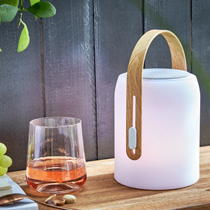 LED svítilna Sound Lounge s Bluetooth, sedm barev s nastavitelným jasem, polyetylentereftalát, výška 17 cm, cena 1 290 Kč