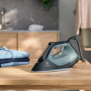 Žehlička Renew 800 automaticky přizpůsobí teplotu a přesnou dávku páry žehlenému materiálu. K aktivaci stačí jediný dotyk, cena 2 999 Kč