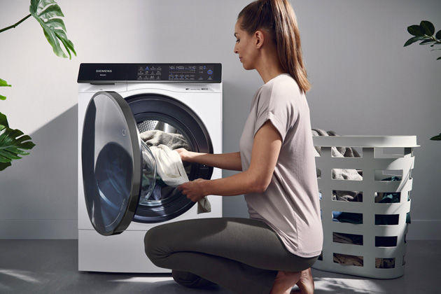Model WN54C2A0EU, kapacita 10,5/6 kg, automatické dávkování pracího prostředku, cena 34 590 Kč, www.siemens-home.bsh-group.com