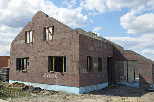 Štěpkocementové desky Velox, určené pro technologii monolitických staveb, kdy se stěny a stropy betonují do předem připraveného bednění